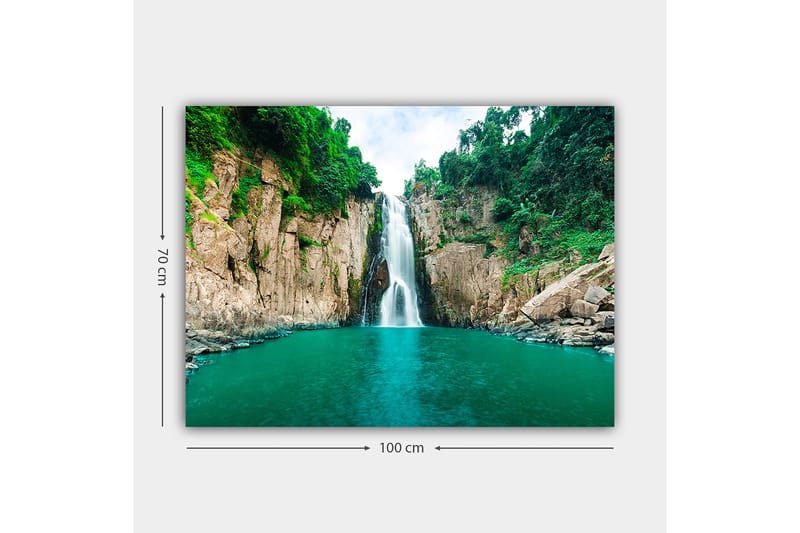 Lærred 70x100 cm - Storslået vandfald, der fosser ned i en klar, turkis sø omgivet af frodige grønne klipper - Turkis / Grøn / Beige - Boligtilbehør - Billeder & kunst - Billeder på lærred