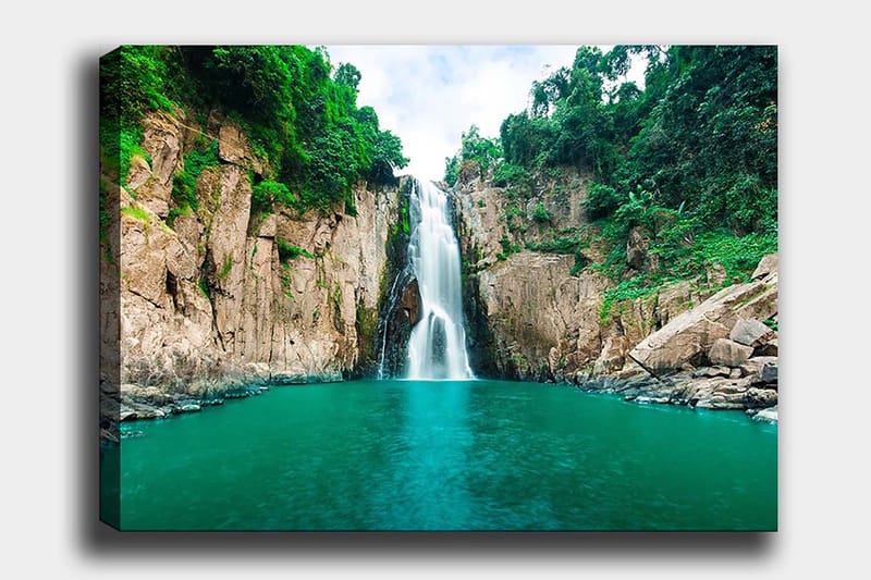 Lærred 70x100 cm - Storslået vandfald, der fosser ned i en klar, turkis sø omgivet af frodige grønne klipper, Turkis / Grøn / Beige