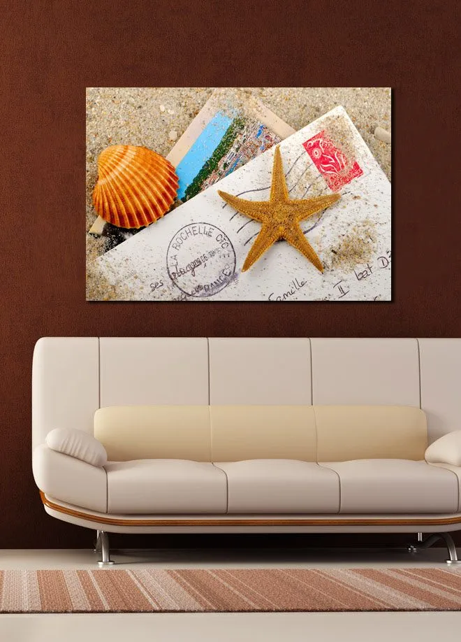 Lærred 70x100 cm - Strandinspireret komposition med en søstjerne og muslingeskaller på et postkort - Orange / Beige / Hvid - Boligtilbehør - Billeder & kunst - Billeder på lærred