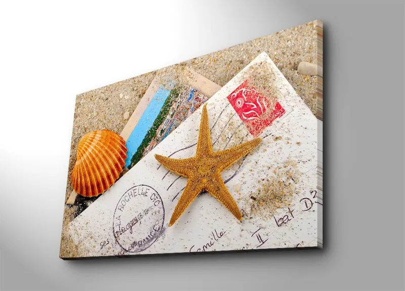 Lærred 70x100 cm - Strandinspireret komposition med en søstjerne og muslingeskaller på et postkort, Orange / Beige / Hvid