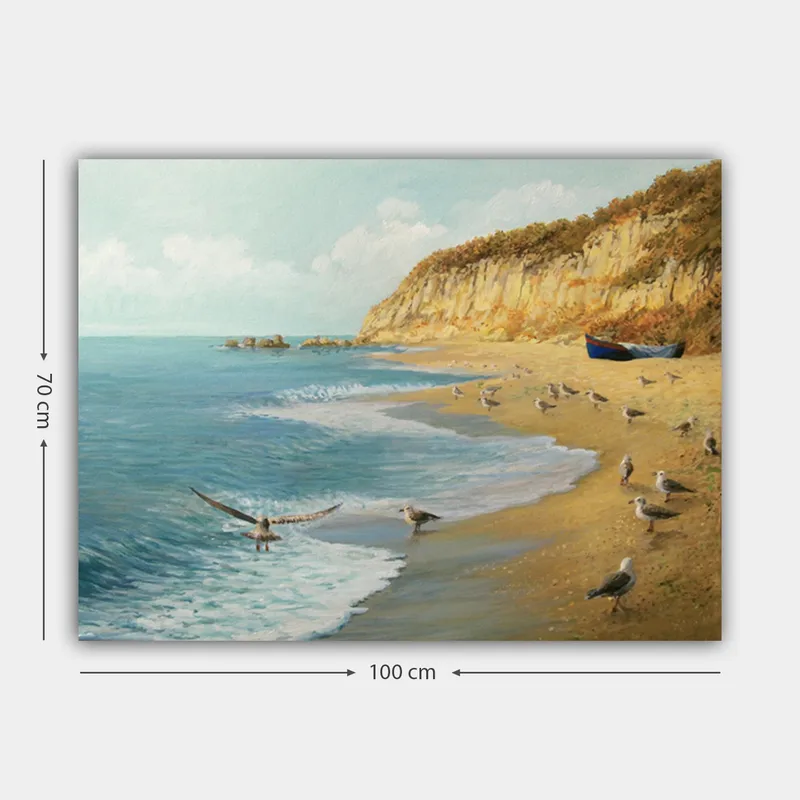 Lærred 70x100 cm - Strandscene med fugle, der flyver og går langs vandet, omgivet af klipper og en båd på kysten - Blå / Beige / Grøn - Boligtilbehør - Billeder & kunst - Billeder på lærred
