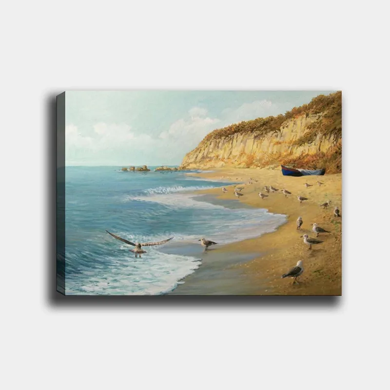 Lærred 70x100 cm - Strandscene med fugle, der flyver og går langs vandet, omgivet af klipper og en båd på kysten, Blå / Beige / Grøn