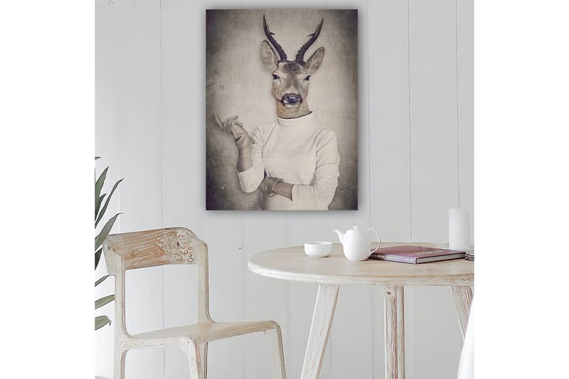 Lærred 70x100 cm - Surrealistisk billede af en mand med et hjortehoved, der gestikulerer med hånden - Beige / Grå / Brun - Boligtilbehør - Billeder & kunst - Billeder på lærred