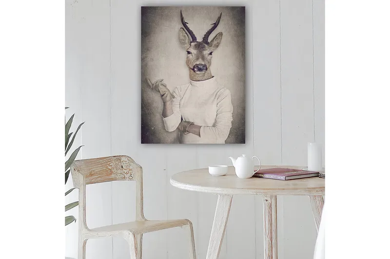 Lærred 70x100 cm - Surrealistisk billede af en mand med et hjortehoved, der gestikulerer med hånden - Beige / Grå / Brun - Boligtilbehør - Billeder & kunst - Billeder på lærred