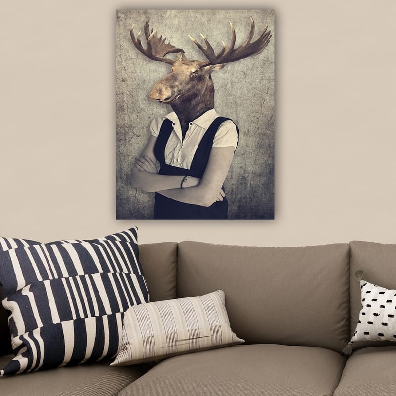 Lærred 70x100 cm - Surrealistisk komposition med en person med et elghov, klædt i en hvid skjorte og sorte overalls - Brun / Hvid / Sort - Boligtilbehør - Billeder & kunst - Billeder på lærred