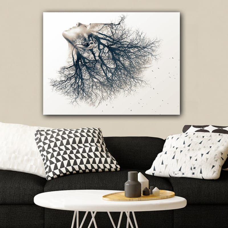 Lærred 70x100 cm - Surrealistisk skildring af en kvinde, hvis ansigt smelter sammen med et træ, hvilket symboliserer en dyb forbindelse mellem menneske og natur - Sort / Hvid - Boligtilbehør - Billeder & kunst - Billeder på lærred