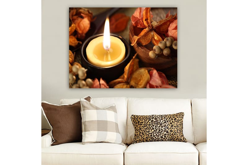 Lærred 70x100 cm - Tændt lyslanterne omgivet af tørrede blomster og frø - Gul / Orange / Brun - Boligtilbehør - Billeder & kunst - Billeder på lærred