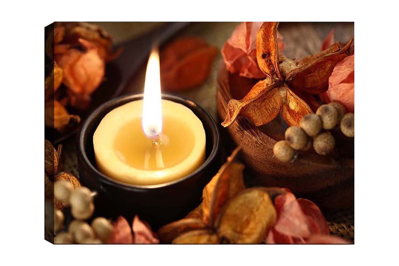 Lærred 70x100 cm - Tændt lyslanterne omgivet af tørrede blomster og frø, Gul / Orange / Brun
