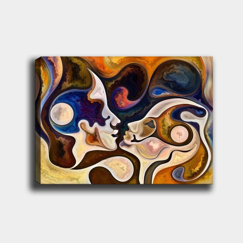 Lærred 70x100 cm - To ansigter mødes i et intimt kys, omgivet af abstrakte former og farver - Mørkeblå / Brun / Beige - Boligtilbehør - Billeder & kunst - Billeder på lærred