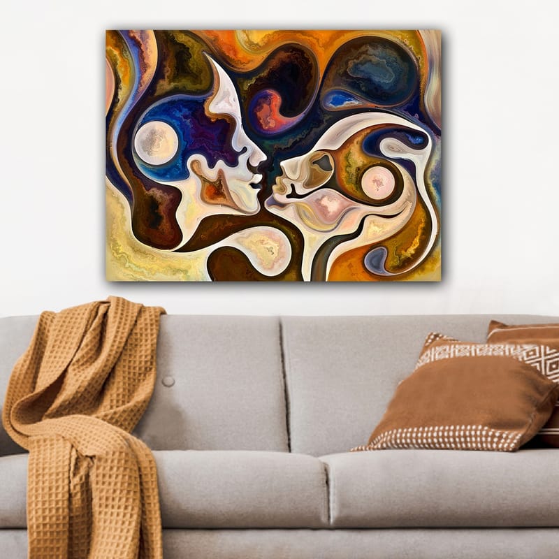 Lærred 70x100 cm - To ansigter mødes i et intimt kys, omgivet af abstrakte former og farver, Mørkeblå / Brun / Beige