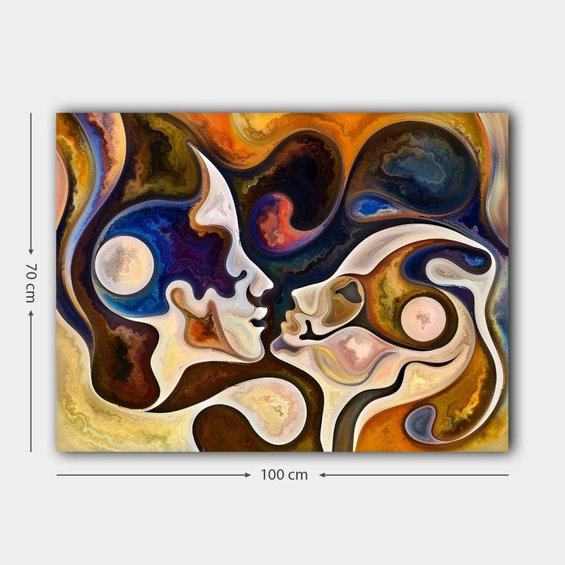 Lærred 70x100 cm - To ansigter mødes i et intimt kys, omgivet af abstrakte former og farver - Mørkeblå / Brun / Beige - Boligtilbehør - Billeder & kunst - Billeder på lærred