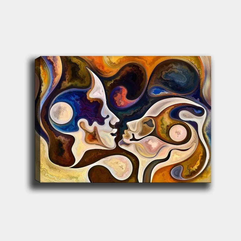 Lærred 70x100 cm - To ansigter mødes i et intimt kys, omgivet af abstrakte former og farver - Mørkeblå / Brun / Beige - Boligtilbehør - Billeder & kunst - Billeder på lærred