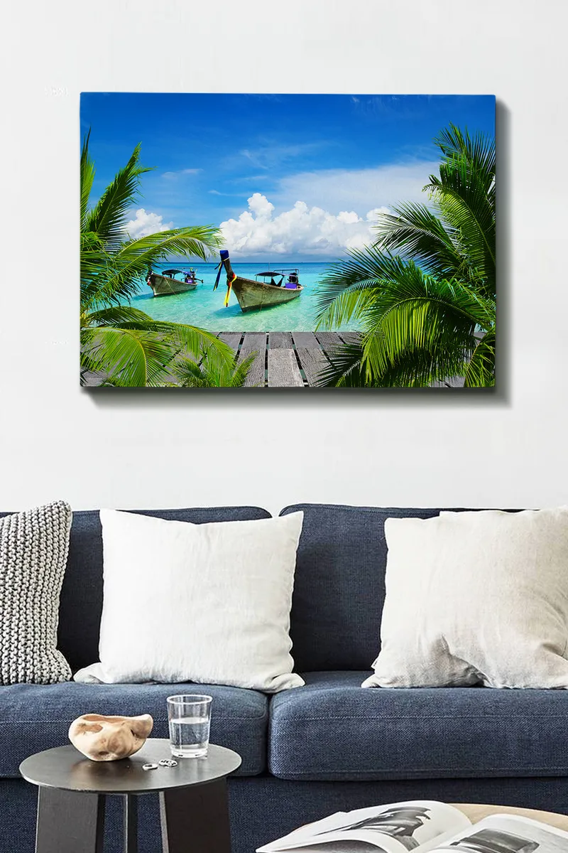 Lærred 70x100 cm - To både i klart turkisblåt vand omgivet af palmer og en træmole - Turkis / Grøn / Blå - Boligtilbehør - Billeder & kunst - Billeder på lærred