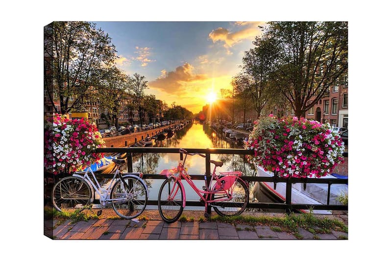 Lærred 70x100 cm - To cykler i malerisk kanal med blomster og solnedgang, Lyserød / Hvid / Grøn