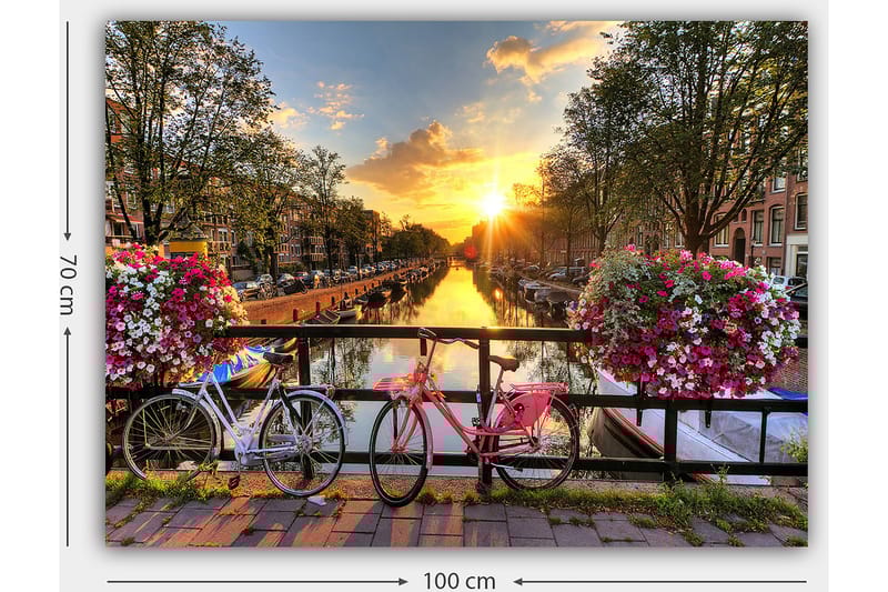Lærred 70x100 cm - To cykler i malerisk kanal med blomster og solnedgang - Lyserød / Hvid / Grøn - Boligtilbehør - Billeder & kunst - Billeder på lærred