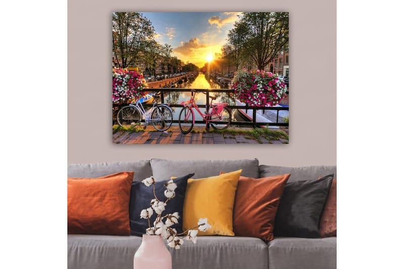 Lærred 70x100 cm - To cykler i malerisk kanal med blomster og solnedgang - Lyserød / Hvid / Grøn - Boligtilbehør - Billeder & kunst - Billeder på lærred