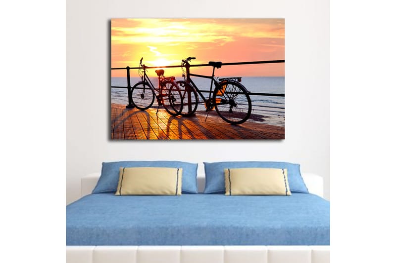 Lærred 70x100 cm - To cykler stående på en mole ved solnedgang over havet - Orange / Sort / Gul - Boligtilbehør - Billeder & kunst - Billeder på lærred