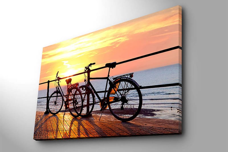 Lærred 70x100 cm - To cykler stående på en mole ved solnedgang over havet - Orange / Sort / Gul - Boligtilbehør - Billeder & kunst - Billeder på lærred