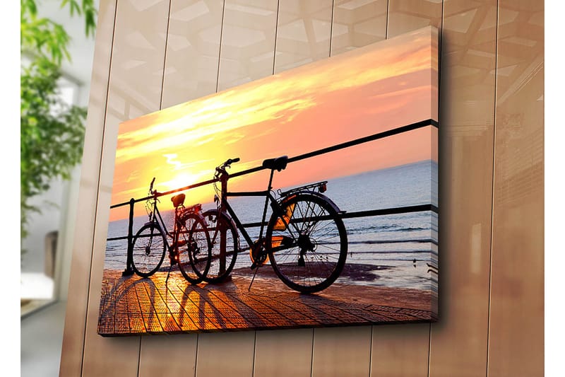 Lærred 70x100 cm - To cykler stående på en mole ved solnedgang over havet - Orange / Sort / Gul - Boligtilbehør - Billeder & kunst - Billeder på lærred