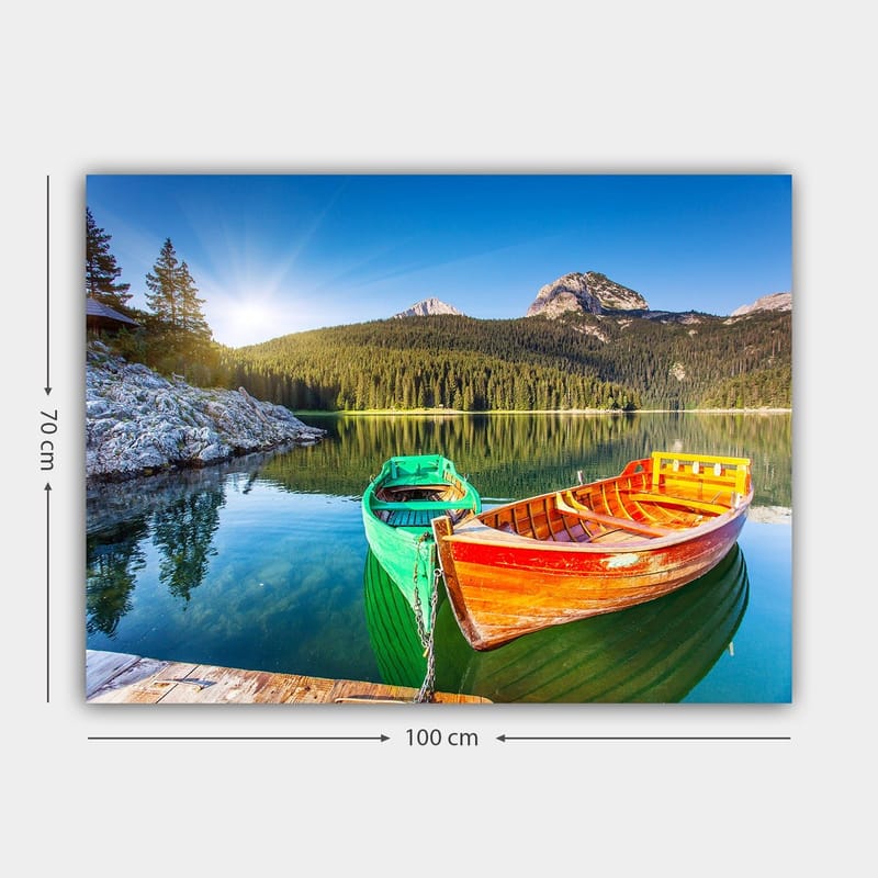 Lærred 70x100 cm - To farverige både ligger stille på en spejlblank sø omgivet af frodige bjerge - Grøn / Orange / Blå - Boligtilbehør - Billeder & kunst - Billeder på lærred