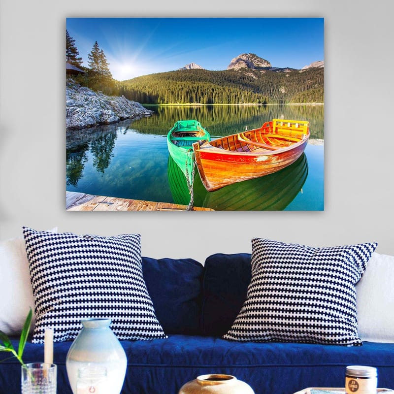 Lærred 70x100 cm - To farverige både ligger stille på en spejlblank sø omgivet af frodige bjerge - Grøn / Orange / Blå - Boligtilbehør - Billeder & kunst - Billeder på lærred
