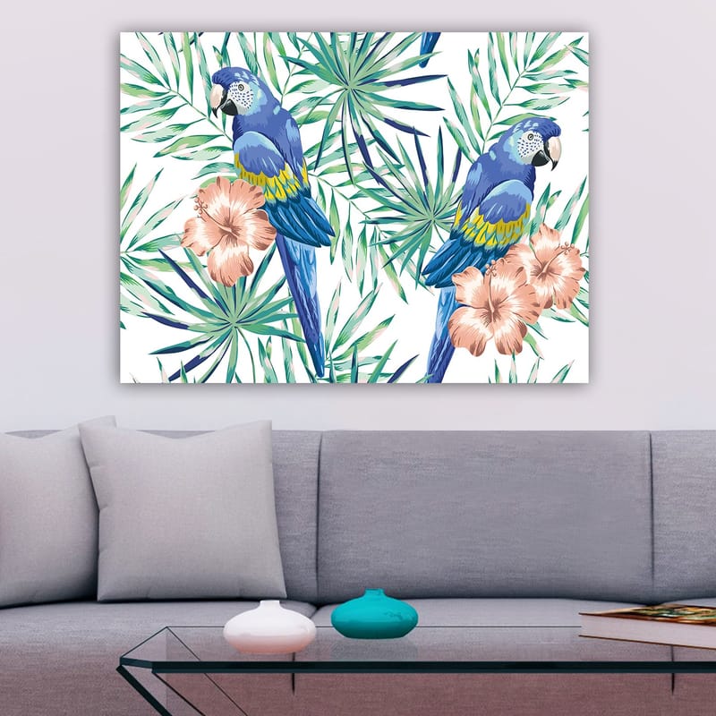 Lærred 70x100 cm - To farverige papegøjer omgivet af tropiske planter og blomster - Blå / Grøn / Lyserød - Boligtilbehør - Billeder & kunst - Billeder på lærred