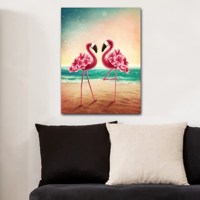 Lærred 70x100 cm - To flamingoer med blomster stående på en strand ved havet - Lyserød / Turkis / Beige - Boligtilbehør - Billeder & kunst - Billeder på lærred