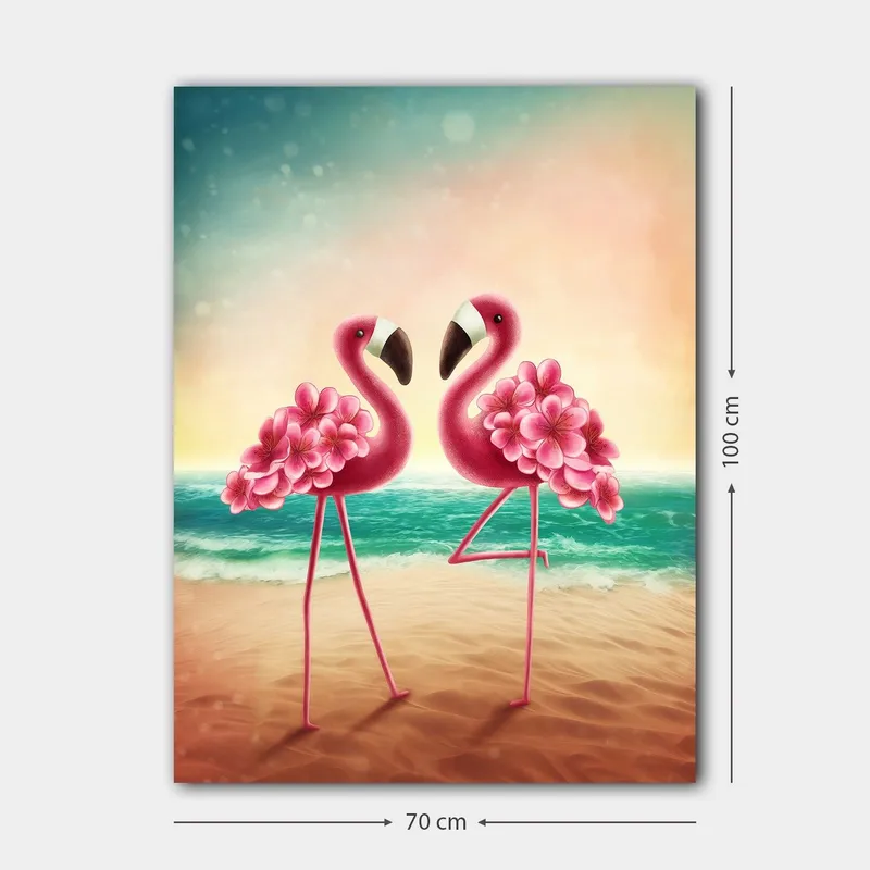 Lærred 70x100 cm - To flamingoer med blomster stående på en strand ved havet - Lyserød / Turkis / Beige - Boligtilbehør - Billeder & kunst - Billeder på lærred