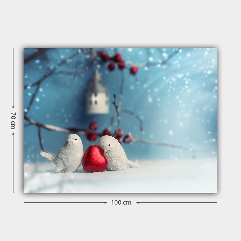 Lærred 70x100 cm - To fugle, der holder et rødt hjerte sammen i et vinterligt miljø - Hvid / Rød / Blå - Boligtilbehør - Billeder & kunst - Billeder på lærred