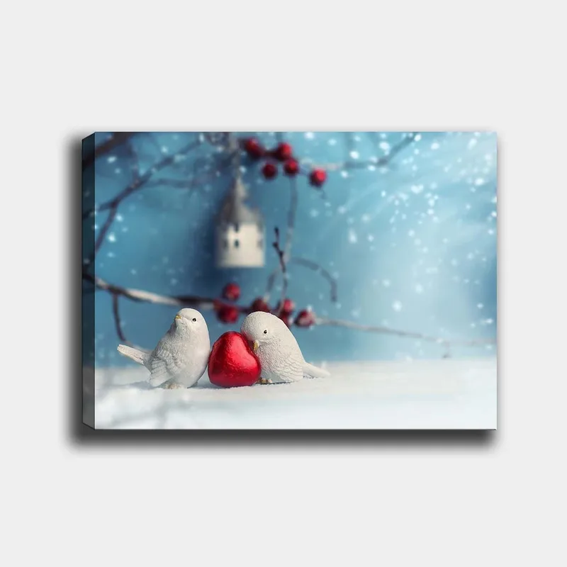 Lærred 70x100 cm - To fugle, der holder et rødt hjerte sammen i et vinterligt miljø, Hvid / Rød / Blå