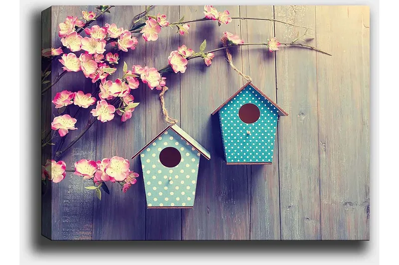 Lærred 70x100 cm - To fuglehuse hængende på en gren med blomster i baggrunden - Lyserød / Turkis - Boligtilbehør - Billeder & kunst - Billeder på lærred