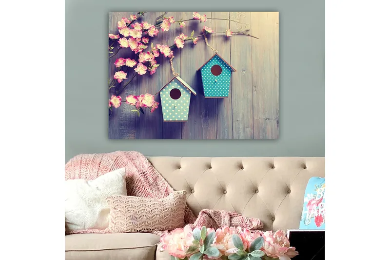 Lærred 70x100 cm - To fuglehuse hængende på en gren med blomster i baggrunden, Lyserød / Turkis