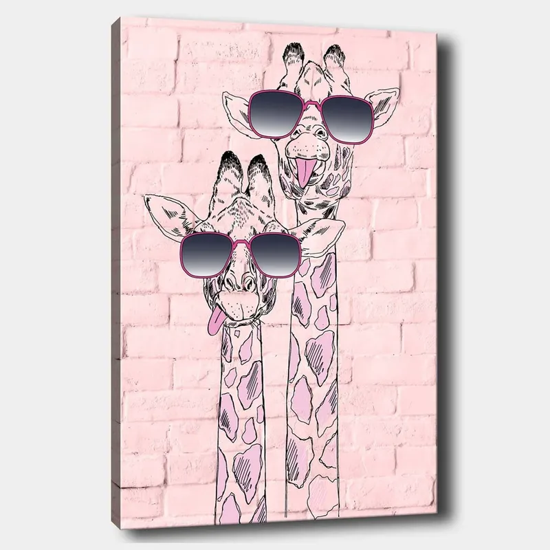 Lærred 70x100 cm - To giraffer med solbriller, der skiller sig ud med deres legende udtryk, Lyserød / Sort / Hvid