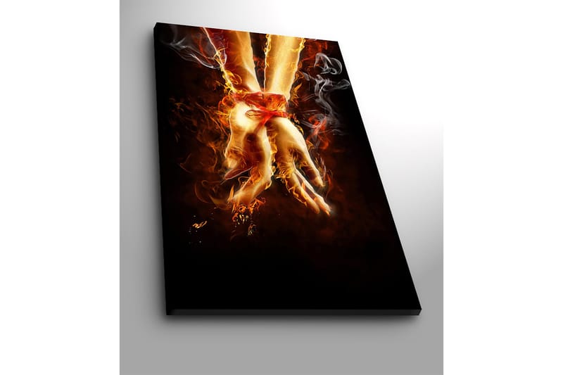 Lærred 70x100 cm - To hænder bundet sammen med et rødt bånd, omgivet af ild og røg - Orange / Rød / Beige - Boligtilbehør - Billeder & kunst - Billeder på lærred