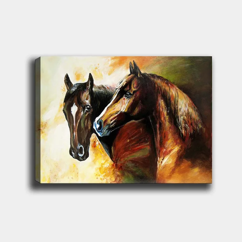 Lærred 70x100 cm - To heste står tæt på hinanden, fanget i en dynamisk og levende komposition, Mørkebrun / Lysebrun / Orange