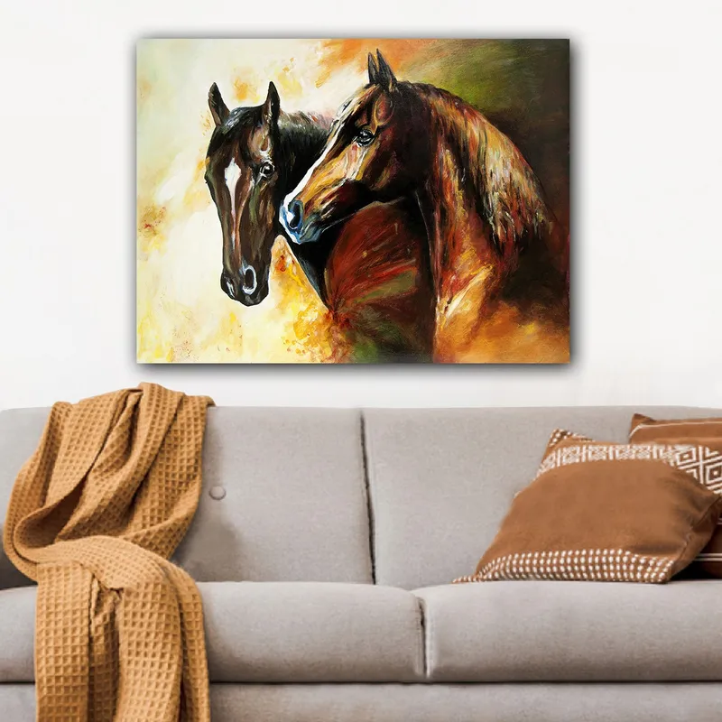 Lærred 70x100 cm - To heste står tæt på hinanden, fanget i en dynamisk og levende komposition - Mørkebrun / Lysebrun / Orange - Boligtilbehør - Billeder & kunst - Billeder på lærred