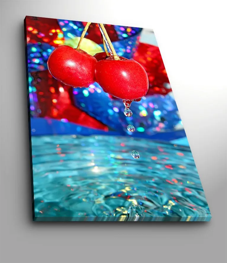 Lærred 70x100 cm - To røde kirsebær hængende over en vandoverflade med dråber, der falder ned, Rød / Blå / Turkis