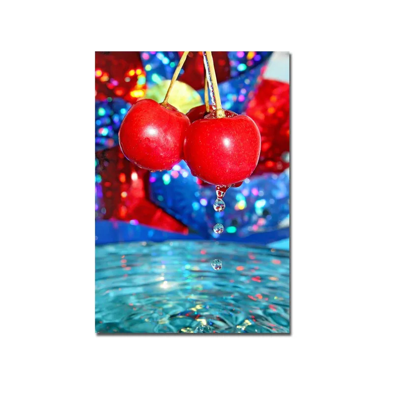 Lærred 70x100 cm - To røde kirsebær hængende over en vandoverflade med dråber, der falder ned - Rød / Blå / Turkis - Boligtilbehør - Billeder & kunst - Billeder på lærred