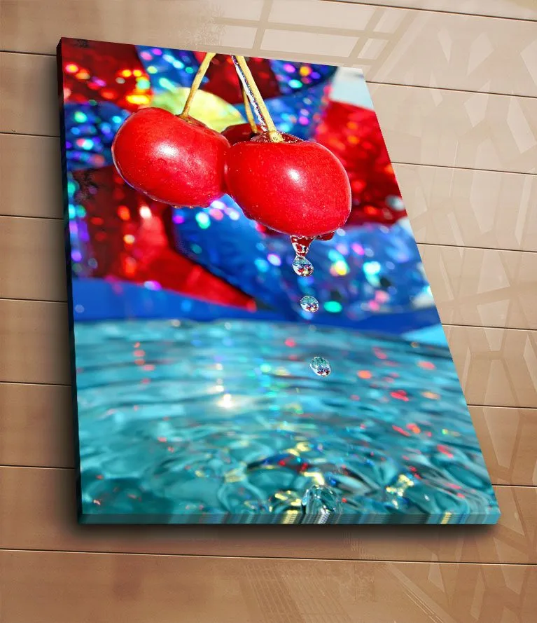 Lærred 70x100 cm - To røde kirsebær hængende over en vandoverflade med dråber, der falder ned - Rød / Blå / Turkis - Boligtilbehør - Billeder & kunst - Billeder på lærred