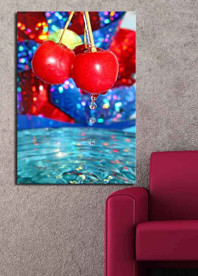 Lærred 70x100 cm - To røde kirsebær hængende over en vandoverflade med dråber, der falder ned - Rød / Blå / Turkis - Boligtilbehør - Billeder & kunst - Billeder på lærred