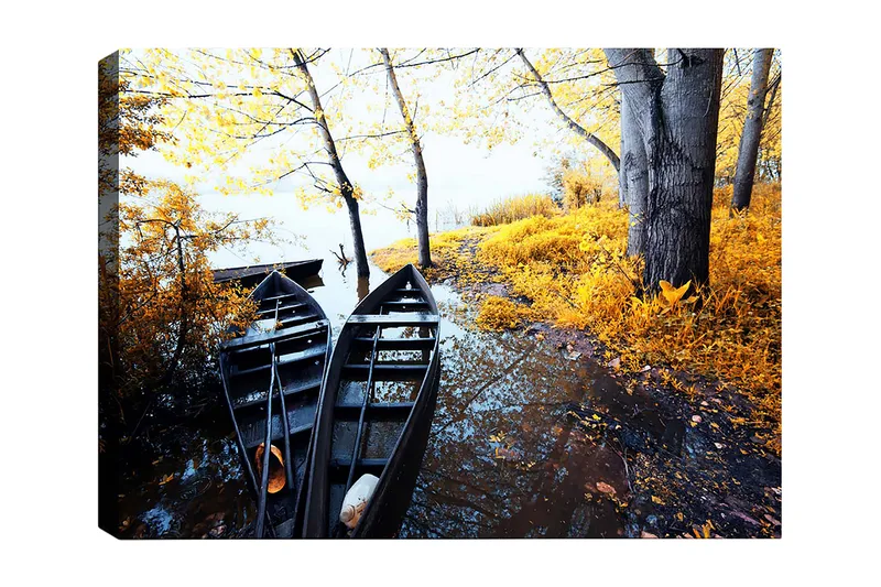 Lærred 70x100 cm - To sorte både ved et gyldent efterårslandskab med træer og spejling i vandet, Sort / Gylden / Blå