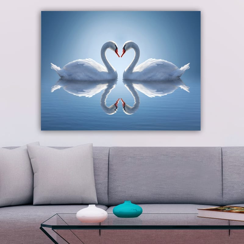 Lærred 70x100 cm - To svaner danner et hjerte med deres halse spejlvendt på vandet - Hvid / Rød / Blå - Boligtilbehør - Billeder & kunst - Billeder på lærred