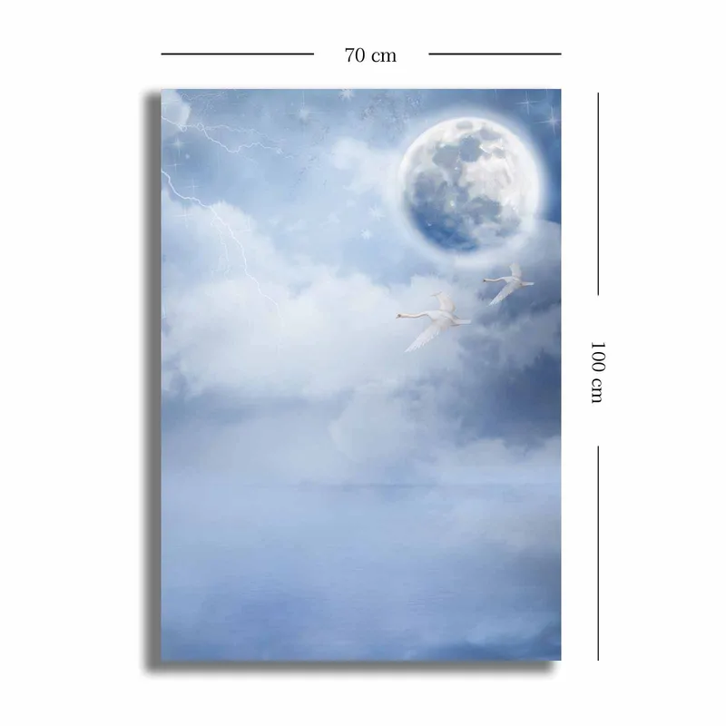 Lærred 70x100 cm - To svaner der flyver under en stor måne på en drømmende, overskyet himmel - Lyseblå / Hvid / Mørkeblå - Boligtilbehør - Billeder & kunst - Billeder på lærred
