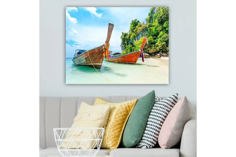 Lærred 70x100 cm - To traditionelle thailandske langbåde på en strand med klipper og frodig vegetation i baggrunden - Brun / Grøn / Blå - Boligtilbehør - Billeder & kunst - Billeder på lærred