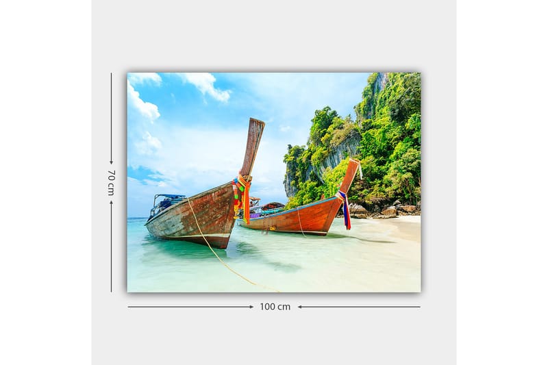 Lærred 70x100 cm - To traditionelle thailandske langbåde på en strand med klipper og frodig vegetation i baggrunden - Brun / Grøn / Blå - Boligtilbehør - Billeder & kunst - Billeder på lærred