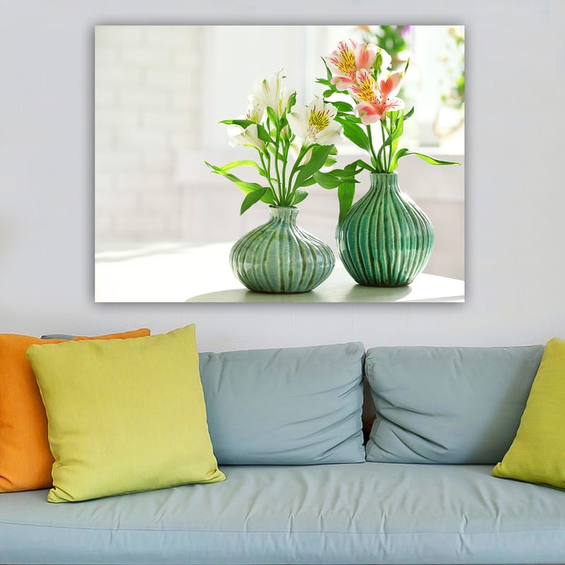 Lærred 70x100 cm - To vaser med blomster i et lyst og friskt miljø - Grøn / Hvid / Lyserød - Boligtilbehør - Billeder & kunst - Billeder på lærred