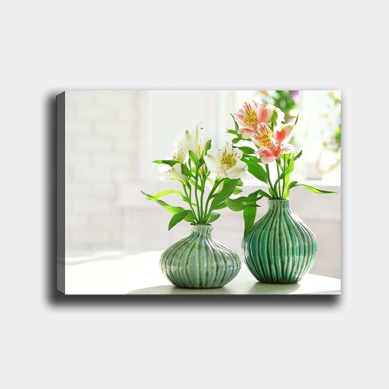 Lærred 70x100 cm - To vaser med blomster i et lyst og friskt miljø, Grøn / Hvid / Lyserød