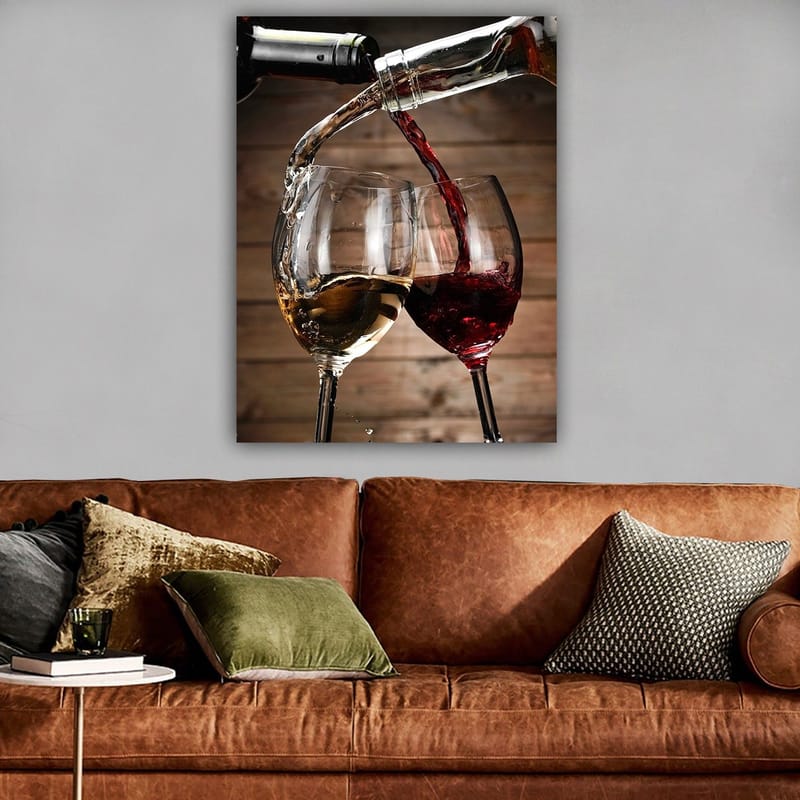 Lærred 70x100 cm - To vinglas der skåler med hvid- og rødvin der hældes i dem - Guld / Rød - Boligtilbehør - Billeder & kunst - Billeder på lærred