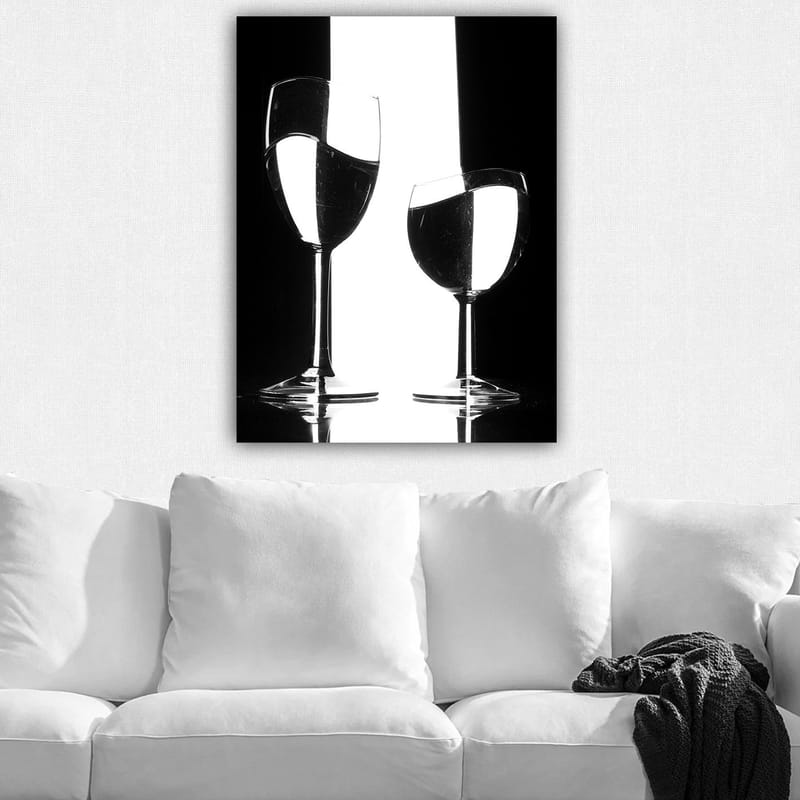 Lærred 70x100 cm - To vinglas med refleksioner og vand i en minimalistisk sort-hvid komposition - Sort / Hvid / Gennemsigtig - Boligtilbehør - Billeder & kunst - Billeder på lærred