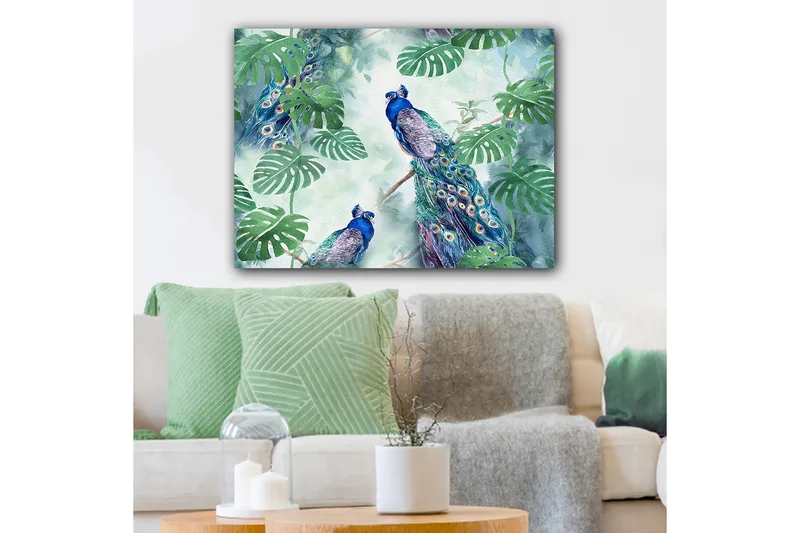 Lærred 70x100 cm - To påfugle sidder blandt grønne planter i et levende og farverigt miljø, Blå / Grøn / Turkis
